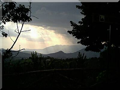 Il sole sorge e il sole tramonta, si affretta verso il luogo da dove risorger.